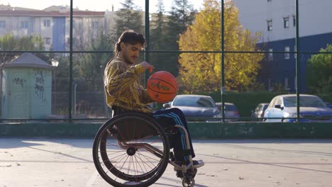 Hombre-Discapacitado-En-Silla-De-Ruedas-Jugando-Baloncesto-Afuera.